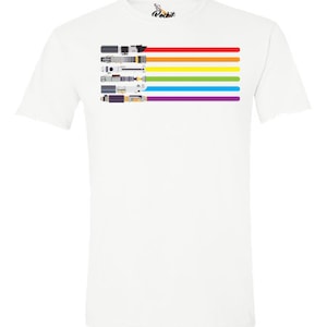 K&ouml;nnte beinhalten: Wei&szlig;es T-Shirt mit einem Regenbogen aus Lichtschwertern, das auf der Vorderseite aufgedruckt ist. Die Lichtschwerter sind in einer horizontalen Linie angeordnet, wobei das rote Lichtschwert oben und das violette Lichtschwert unten ist.