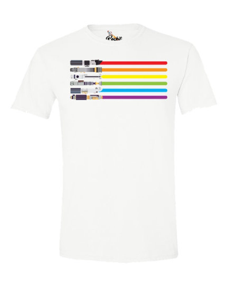 K&ouml;nnte beinhalten: Wei&szlig;es T-Shirt mit einem Regenbogen aus Lichtschwertern, das auf der Vorderseite aufgedruckt ist. Die Lichtschwerter sind in einer horizontalen Linie angeordnet, wobei das rote Lichtschwert oben und das violette Lichtschwert unten ist.