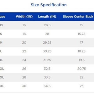 K&ouml;nnte beinhalten: Gr&ouml;&szlig;entabelle f&uuml;r Kleidung mit Ma&szlig;en in Zoll. Die Tabelle zeigt Gr&ouml;&szlig;en von XS bis 4XL mit den entsprechenden Ma&szlig;en f&uuml;r Breite, L&auml;nge und &Auml;rmelmitte hinten.