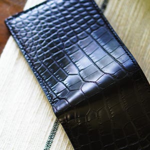 Cartera de piel de cocodrilo negra – Cartera plegable grande para hombre, hecha a mano – Cuero exótico de lujo EDC – Regalo premium para él