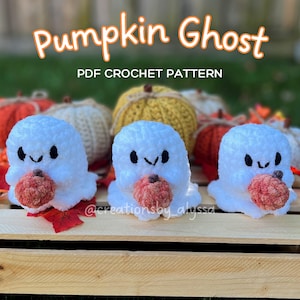 Peut inclure: Trois fantômes blancs au crochet tenant de petites citrouilles oranges, avec des yeux et des sourires noirs. Le texte "Pumpkin Ghost" et "PDF CROCHET PATTERN" sont affichés au-dessus des fantômes. Le nom de la boutique Etsy "@creationsby_alyssa" est également visible.