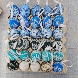 Può includere: Un set di tre tazze in ceramica con finitura opaca e macchiettata. Le tazze sono nei toni del crema, grigio chiaro e grigio scuro. Ogni tazza ha un design semplice e minimalista e un manico arrotondato.