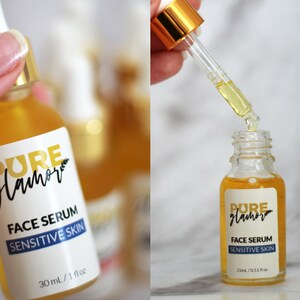 K&ouml;nnte beinhalten: Zwei bernsteinfarbene Glasflaschen mit goldenen Deckeln und Tropfern. Die Flaschen sind mit "PURE glamor FACE SERUM SENSITIVE SKIN" und der Gr&ouml;&szlig;e in Millilitern und Fl&uuml;ssigunzen beschriftet.