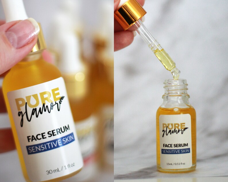 K&ouml;nnte beinhalten: Zwei bernsteinfarbene Glasflaschen mit goldenen Deckeln und Tropfern. Die Flaschen sind mit "PURE glamor FACE SERUM SENSITIVE SKIN" und der Gr&ouml;&szlig;e in Millilitern und Fl&uuml;ssigunzen beschriftet.
