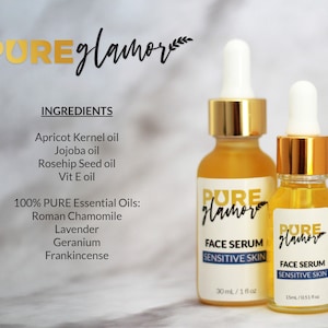 K&ouml;nnte beinhalten: Zwei Glasflaschen mit Gesichtsserum mit goldenen Deckeln und Etiketten. Die gr&ouml;&szlig;ere Flasche ist 30 ml/1 fl oz und die kleinere Flasche ist 15 ml/0.5 fl oz. Beide Flaschen tragen den Text "PURE glamor" und "FACE SERUM SENSITIVE SKIN". Die Zutatenliste umfasst Aprikosenkern&ouml;l, Jojoba&ouml;l, Hagebuttenkern&ouml;l, Vitamin E, R&ouml;mische Kamille, Lavendel, Geranie und Weihrauch.