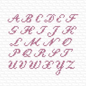 Peut inclure: Un motif d'alphabet en point de croix avec les lettres A à Z en écriture cursive. Les lettres sont brodées en rose foncé sur un fond blanc.