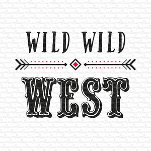 Può includere: Grafica in bianco e nero con il testo "Wild Wild West" in un font in stile vintage. Il testo è incorniciato da un design a freccia rosso e nero.