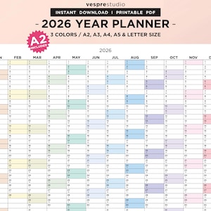 Puede incluir: Un planificador anual de 2026 con un diseño de calendario mensual. El planificador incluye el texto "2026 YEAR PLANNER" y "3 COLORES / A2, A3, A4, A5 & LETTER SIZE". La cuadrícula del calendario está codificada por colores.