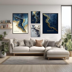 Pode incluir: Uma sala de estar com um sofá branco e um tapete cinza. Acima do sofá, quatro impressões de arte emolduradas retratam mapas abstratos de rios em tons de azul, dourado e branco. O texto "MISSISSIPPI RIVER" é visível em algumas impressões.