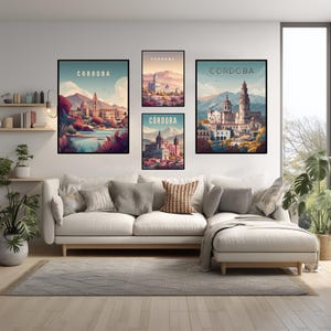 Puede incluir: Cuatro láminas enmarcadas de Córdoba, España, cuelgan sobre un sofá blanco. Cada lámina presenta una colorida ilustración de la arquitectura y el paisaje de la ciudad, con la palabra "Córdoba" en la parte superior. Las láminas están enmarcadas en negro.