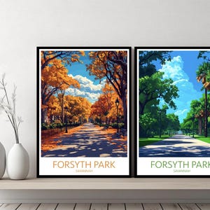 Op de afbeelding: Twee ingelijste prints van Forsyth Park in Savannah, Georgia. De linker print toont het park in de herfst met gouden bladeren aan de bomen. De rechter print toont het park in de zomer met weelderig groen.