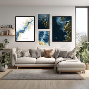 Pode incluir: Quatro impressões de arte emolduradas retratando paisagens fluviais abstratas em tons de azul, dourado e branco. As impressões são exibidas acima de um sofá branco. O texto "Rhine River" é visível em algumas impressões.