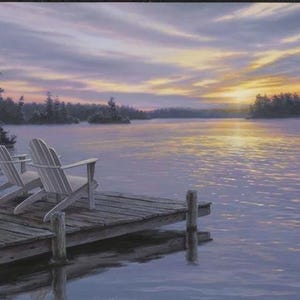 Peut inclure: Peinture de paysage sereine représentant un lac au coucher du soleil. Deux chaises Adirondack blanches sont posées sur un ponton en bois. Le ciel est rempli de nuances de violet, d'orange et de jaune, se reflétant sur l'eau.