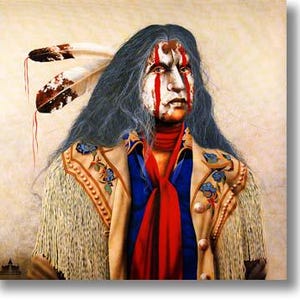 Puede incluir: Retrato de un nativo americano con cabello largo y oscuro y pintura facial. Lleva una chaqueta color canela con flecos y bordados florales, una camisa azul y una bufanda roja. Dos plumas están en su cabello.