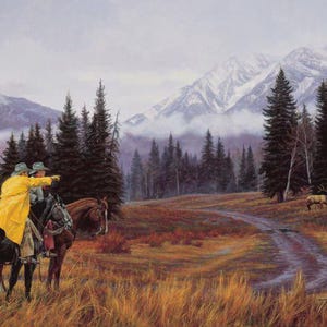 Pode incluir: Uma pintura a óleo retrata duas pessoas a cavalo, uma com uma capa de chuva amarela, apontando para uma cordilheira. A cena inclui uma estrada de terra, pinheiros altos e um alce ao longe, evocando o Velho Oeste americano.