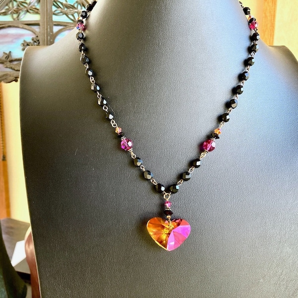 Collar negro Art Déco con colgante de corazón, colgante de cristal Swarovksi rosa astral naranja, collar de amor, joyería de corazón, collar rosa