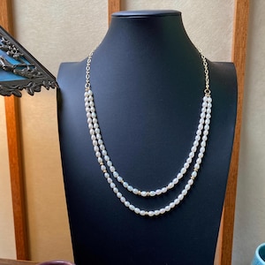 Zwei Strang weiße Perlenkette, mehrstrangige weiße Perle & Goldkette, Klassische Perlenkette, Hochzeitskette, Elegante Halskette