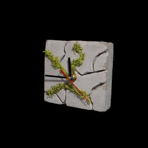 Concrete Table Clock with Scandinavian Moss: Industrial Decor