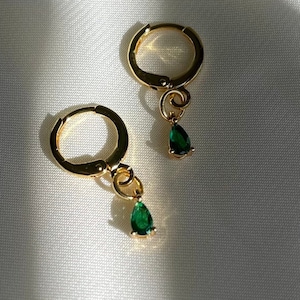 Emerald Huggies hoop earrings, Amethyst earrings, Handmade earrings, 18K gold, Crystal hoops, Small hoop earrings, Prom earrings