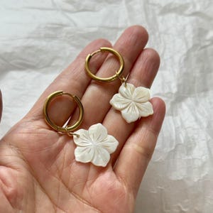 White flower drop hoop earrings ,Flower dangle earrings, earrings for vacation, White flower earrings , Coconut girl, Coastal earrings