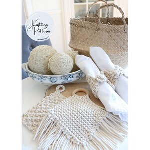 Peut inclure: Divers objets en macramé faits à la main, de couleur blanc cassé, dont des dessous de verre à franges, des ronds de serviette et un panier tressé. L'image présente également des pelotes de laine dans un bol décoratif et le texte "Knitting Patterns".