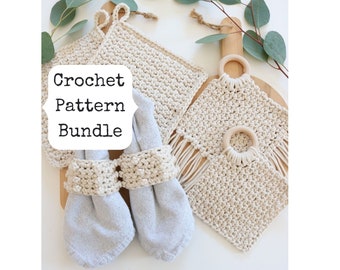 Puede incluir: Un conjunto de tres artículos de cocina de ganchillo en color beige natural. El conjunto incluye dos agarraderas y un anillo para toalla de cocina. Las agarraderas tienen un detalle de flecos y el anillo para toalla de cocina tiene un anillo de madera. El conjunto se muestra en una tabla de cortar de madera con hojas de eucalipto.