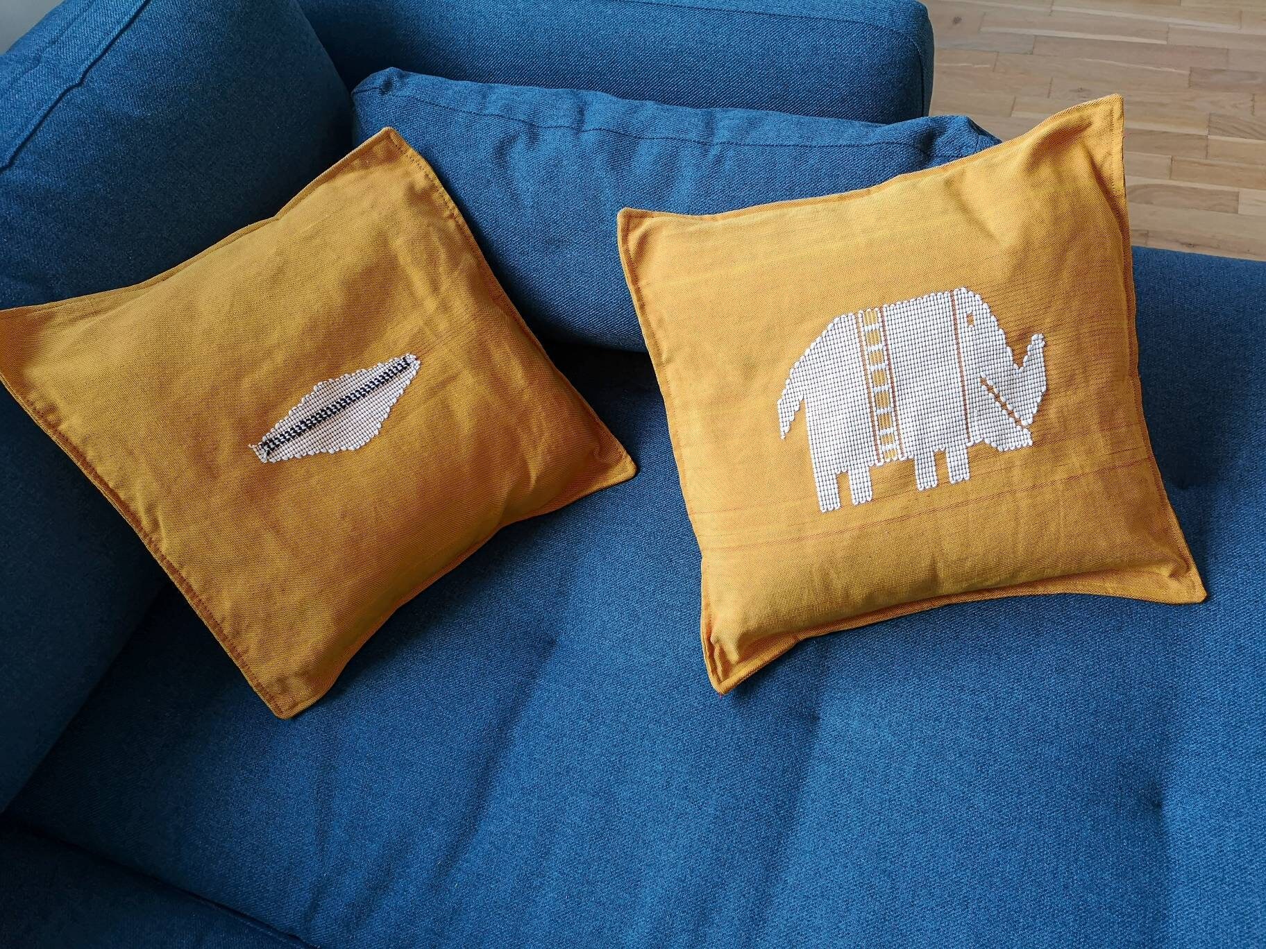 Coussin Brodé Main en Tissu Kente