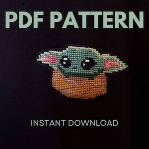 Pode incluir: Padrão PDF para um design de ponto cruz de um personagem verde do Baby Yoda com olhos grandes, vestindo uma túnica marrom, sobre um fundo preto. O texto "PDF PATTERN" e "INSTANT DOWNLOAD" também é visível.