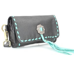Cartera de mano con solapa estilo western para mujer de American Bison, bolso de mano de piel negra y turquesa, bolso de mujer con borlas y concho