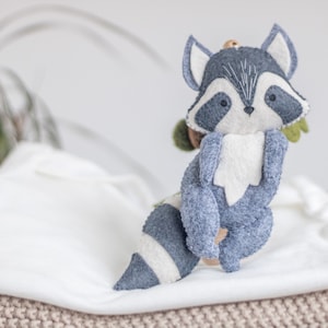 アライグマのベビーカーのおもちゃ、森のベビーカーのアクセサリー、伸縮性のあるベビーカーのストラップ、カーシートのベビーモビール、ベビーカーのチェーン、フェルトの森の動物のおもちゃ