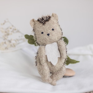 Hedgehog stroller toy, Woodland pram accessory, Elastic stroller lanyard, Car seat baby mobile, Baby stroller chain, Felt forest animals toy