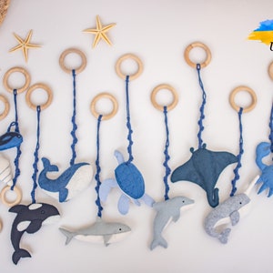 海の赤ちゃん用プレイジムおもちゃ、クジラの保育園アクセサリー、モンテッソーリおもちゃ、海にぶら下がるフェルトおもちゃ、航海のおもちゃ、イルカ、カメ、シャチ、タツノオトシゴ、イッカク