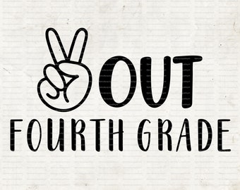 Op de afbeelding: Zwart-wit grafisch ontwerp met een vredesteken en de tekst "OUT FOURTH GRADE".