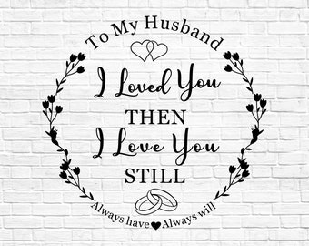 Può includere: Grafica in bianco e nero con una ghirlanda di fiori che circonda il testo "To My Husband I Loved You Then I Love You Still Always have Always will".