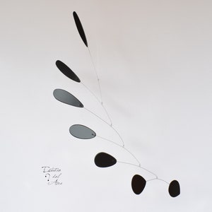Organic | Mobile kinetic sculpture to hang. black. Recycled art