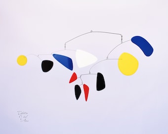 Escultura cinética móvil para colgar. Modelo (Verano). Varios colores. Para interior. Móvil moderno