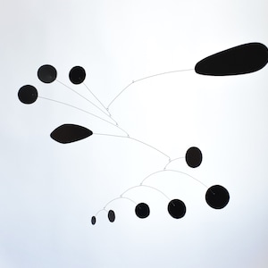 Sculpture cinétique mobile à accrocher. Modèle; (Spirale de cercles), noir, différentes couleurs disponibles. mobile moderne