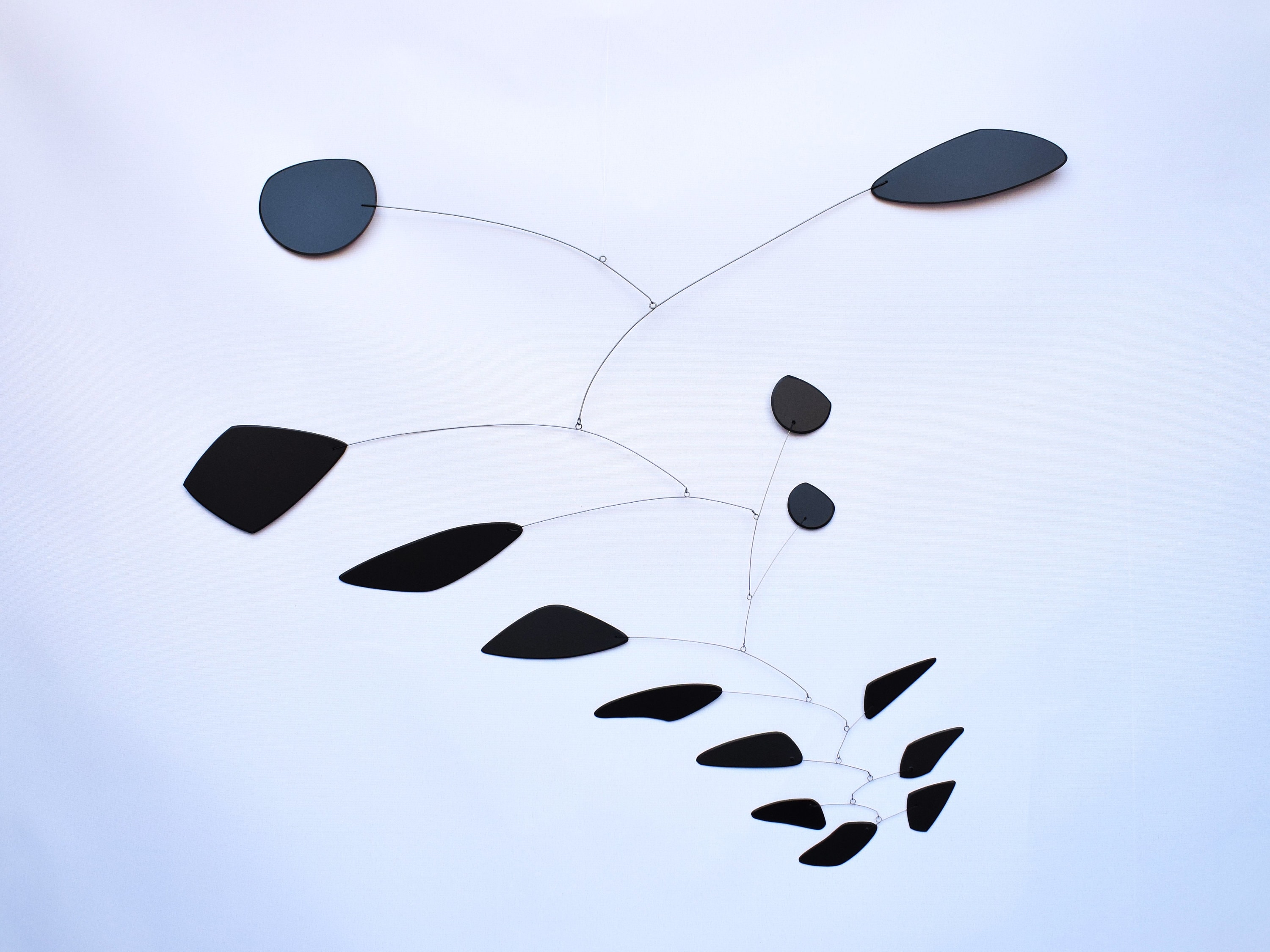 Escultura cinética móvil para colgar. Modelo: Fuego. Móvil de viento para interior, negro. Decoración oficina. Arte moderno, zen, relax.