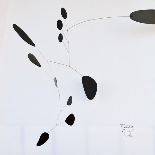 Sculpture mobile cinétique à suspendre. Modèle (Eau). Noir. Usage intérieur. Mobile moderne