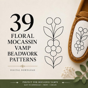 Könnte beinhalten: Ein digitaler Download mit 39 floralen Perlenstickmustern für Mokassin-Vamps. Der Text lautet 39 FLORAL MOCASSIN VAMP BEADWORK PATTERNS DIGITAL DOWNLOAD. Ein brauner Mokassin mit einem weißen, perlenbesetzten Blumenmuster ist daneben abgebildet.