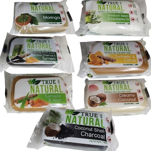 以下が含まれることがあります： 透明なプラスチック包装に入ったTrue and Naturalの顔・体用石鹸7個。種類は、モリンガ、ジャマイカ産ニーム＆ユーカリオイル、竹炭＆ターメリック、ターメリック＆シトラス、ターメリック＆アロエ、クリーミーココナッツ、ココナッツ殻炭。各石鹸には1パック115gと記載されています。