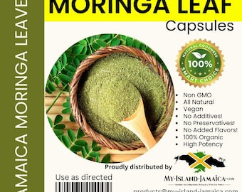 Puede incluir: Un polvo verde de hojas de moringa en un tazón de madera con una cuchara de madera. El producto está etiquetado como 100% puro en cápsulas de hojas de moringa. La etiqueta también indica que el producto es no-GMO, totalmente natural, vegano y no contiene aditivos, conservantes o sabores añadidos. El producto también es 100% orgánico y de alta potencia. La etiqueta incluye el nombre de la empresa "My-Island-Jamaica.com" y la información de contacto.