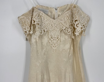 Vintage 90's Ivory Gown With Lace Detail And Subtle Floral Pattern By Jessica McClintock For Gunne Sax \ Size 9/10 \SEE Description & Photos