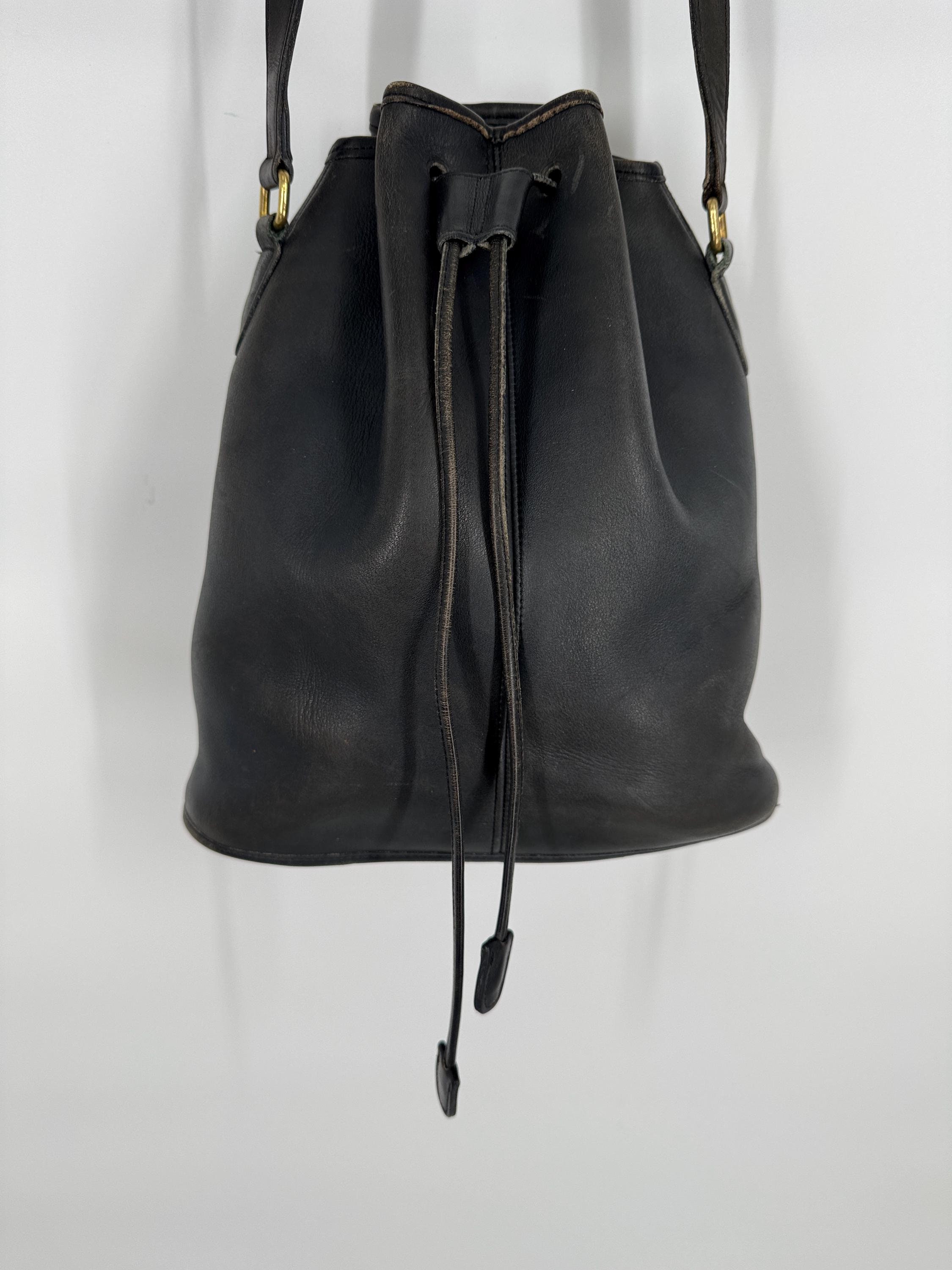 バッグ Vintage Coach Nicholas Navy Bucket Bag Vintage Coach Nicholas Navy Bucket Bag - メルカリ