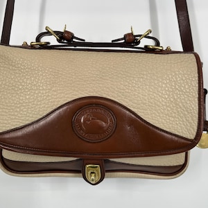 Bolso bandolera grande Dooney & Bourke B701 vintage de los años 90 en color hueso y cedro quemado. Fabricado en EE. UU. Consulte la descripción, las fotos y el vídeo del artículo.