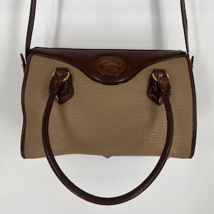 Bolso bandolera Dooney & Bourke grande, vintage, años 90, color topo con ribete marrón y cremallera superior. Fabricado en EE. UU. Consulte la descripción, las fotos y el vídeo del artículo.