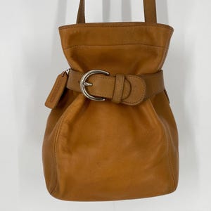Bolso de hombro con cinturón de piel color caramelo de Coach vintage de los años 90. Fabricado en Costa Rica. Consulte la descripción, las fotos y el vídeo.