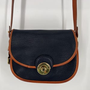 Bolso Dooney & Bourke vintage, años 90, raro, en azul marino y canela británico. Fabricado en EE. UU. Consulte la descripción del artículo, las fotos y el video.