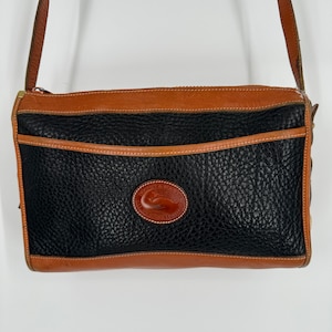 Bolso de hombro vintage con cremallera superior Dooney & Bourke en color negro. Fabricado en EE. UU. Consulte la descripción del artículo para conocer las medidas y los detalles.