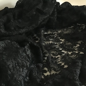 Mantón viejo grande en encaje de seda negro.